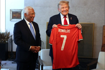 Роналду подарил Трампу свою футболку с посланием мира