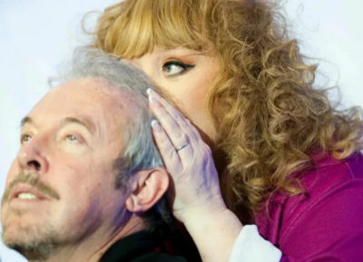 Счастливая и уставшая: Алла Пугачева обнималась с Макаревичем на его концерте