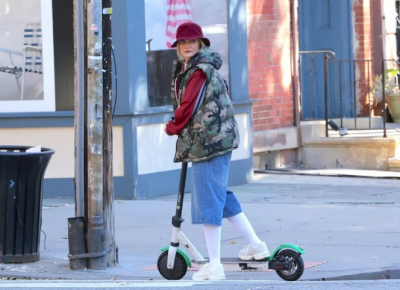 Кэмерон Диас как Красная Шапочка: звезда прокатилась по городу на самокате